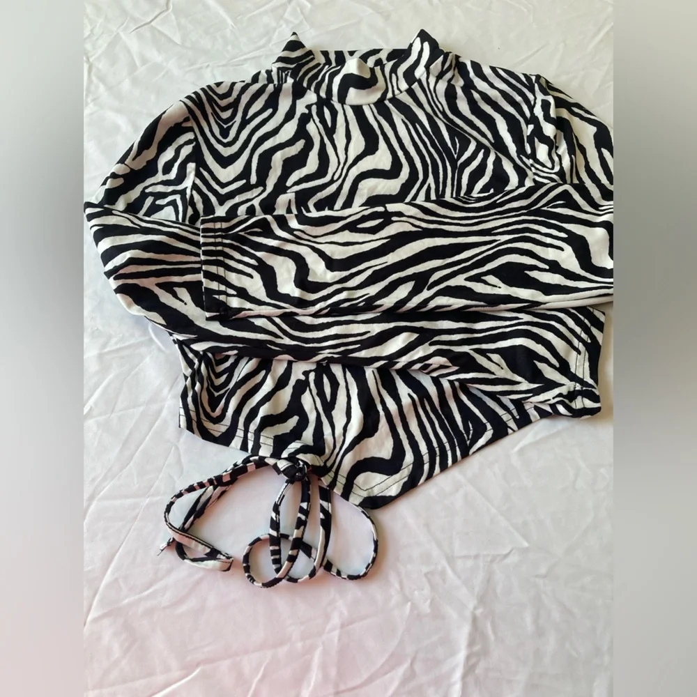 🔴 4/$12 NWOT Black & White Zebra Print Backless Crop Top Size Large - Picture 6 of 11